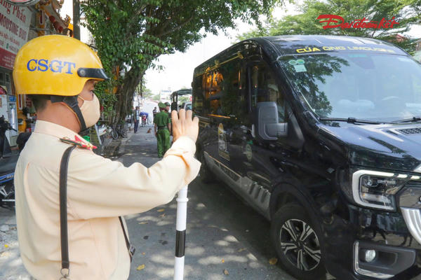 CSGT Hà Nội xử lý xe dừng, đỗ sai quy định quanh phố cổ