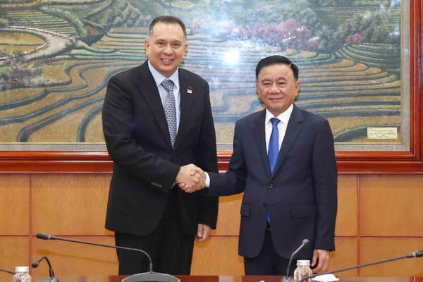 Thường trực Ban Bí thư Trần Cẩm Tútiếp đoàn Cục Công vụ Singapore về hợp tác giáo dục, đào tạo 