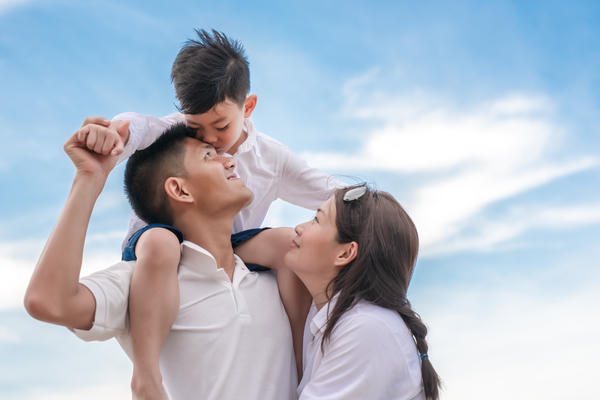 Trên vai mẹ