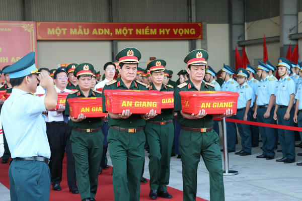 Vận chuyển 8.453 mẫu hài cốt liệt sĩ ra Hà Nội để giám định ADN