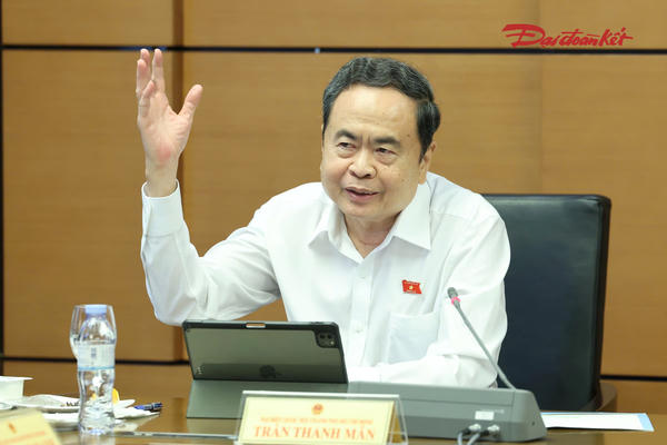 Chủ tịch Quốc hội: Tăng cường kiểm soát thuốc lá điện tử, thuốc lá nung nóng