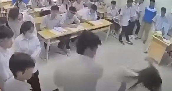 Hà Nội: Bắt khẩn cấp nam sinh đánh cô giáo ngay trong lớp học Hà Nội: Bắt khẩn cấp nam sinh đánh cô giáo ngay trong lớp học