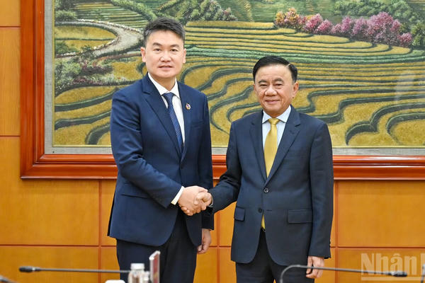 [Ảnh] Thường trực Ban Bí thư Trần Cẩm Tú tiếp Đoàn đại biểu Trung ương Đoàn Thanh niên Nhân dân Cách mạng Lào
