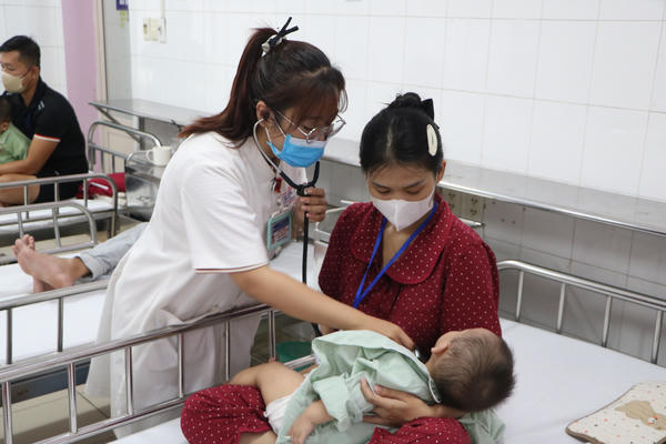 Gia tăng bệnh hô hấp ở trẻ em khi giao mùa
