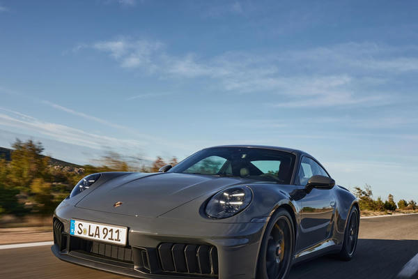 Vì sao Porsche, Ferrari vẫn chưa muốn từ bỏ động cơ xăng?