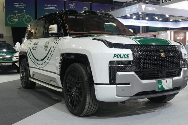 Đội xe đặc chủng của cảnh sát Dubai: Từ SUV biết bơi đến siêu xe triệu đô
