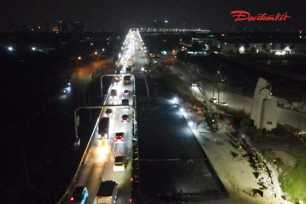 Hà Nội: Công nhân xuyên đêm đổ 400 m3 bê tông lắp trạm cân tự động trên cầu Thăng Long