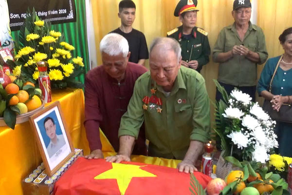 Đón liệt sĩ Lê Tước, người làm báo Cứu Quốc kiên trung, về với gia đình