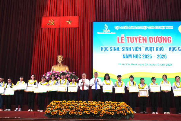 Trao học bổng cho 853 học sinh, sinh viên vượt khó học giỏi 