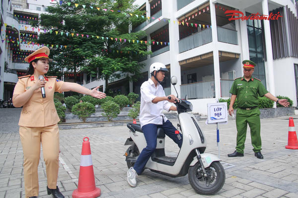 CSGT Hà Nội hướng dẫn gần 1.000 người lái xe máy tại Tây Hồ