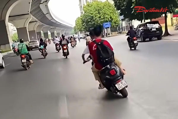 Hà Nội: Hai học sinh đi xe máy điện lạng lách, đánh võng, phụ huynh bị phạt 9 triệu đồng