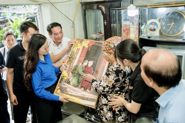 Thành đoàn Hải Phòng trao tặng 200 di ảnh liệt sĩ, lan tỏa nghĩa tình tri ân