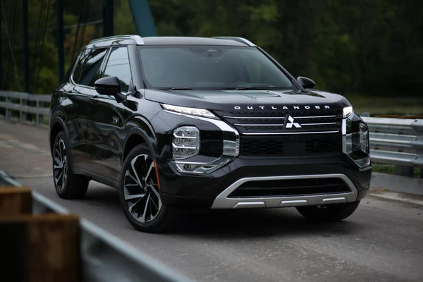Mitsubishi Outlander trở lại giữa cuộc đua giảm giá SUV cỡ C