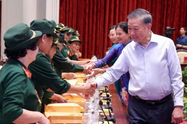 Tổng Bí thư, Chủ tịch nước Tô Lâm gặp mặt Đại đội nữ lái xe Trường Sơn