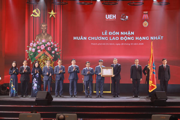 Tổng Bí thư, Chủ tịch nước Tô Lâm trao Huân chương Lao động hạng Nhất cho Đại học Kinh tế Thành phố Hồ Chí Minh 