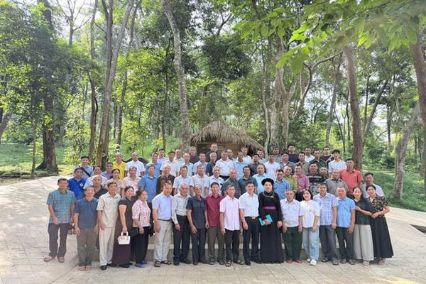 Phát huy vai trò người uy tín trong thực hiện Chương trình Mục tiêu quốc gia Phát huy vai trò người uy tín trong thực hiện Chương trình Mục tiêu quốc gia