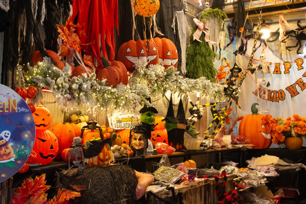 Phố Hàng Mã rực rỡ sắc màu trước thềm Halloween