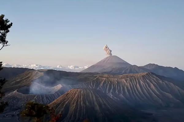 Indonesia cảnh báo nguy cơ từ 3 núi lửa cùng hoạt động