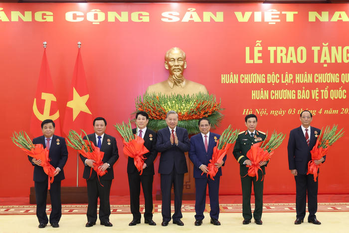 Trao tặng Huân chương cao quý cho các lãnh đạo Đảng, Nhà nước và cán bộ cấp cao Trao tặng Huân chương cao quý cho các lãnh đạo Đảng, Nhà nước và cán bộ cấp cao
