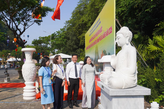 Xem tài hoa người thợ đá, đầu bếp món chay tại Lễ hội Quán Thế Âm