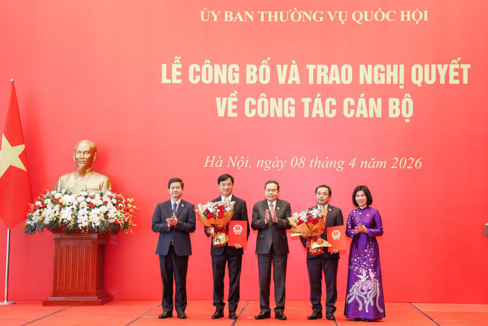 Chủ tịch Quốc hội trao Nghị quyết phê chuẩn Trưởng đoàn đại biểu Quốc hội Chủ tịch Quốc hội trao Nghị quyết phê chuẩn Trưởng đoàn đại biểu Quốc hội