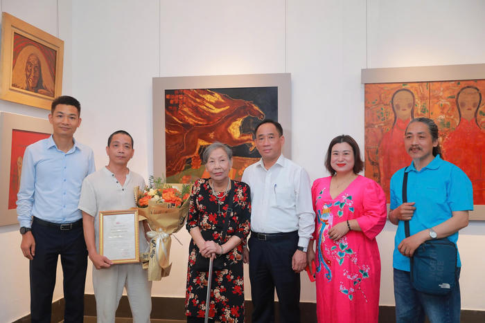 Trao tặng tác phẩm cho Bảo tàng Mỹ thuật Việt Nam