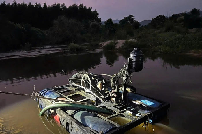 Khánh Hòa: Bắt các đối tượng hút cát trái phép tại địa phương