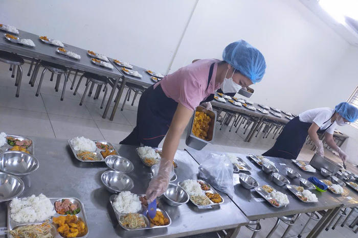 Bữa ăn học đường cần “lá chắn” độc lập