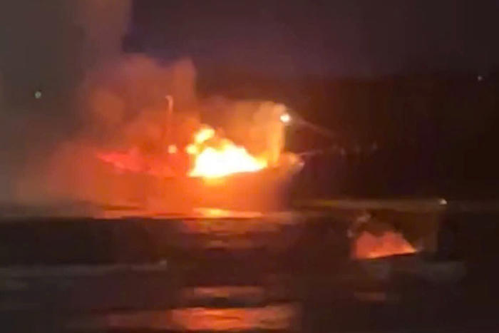 Quảng Ngãi: Tàu cá đang neo đậu bốc cháy 