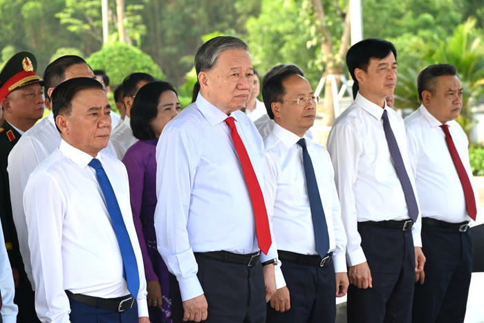 Tổng Bí thư, Chủ tịch nước Tô Lâm dâng hương tưởng nhớ Tổng Bí thư Hà Huy Tập