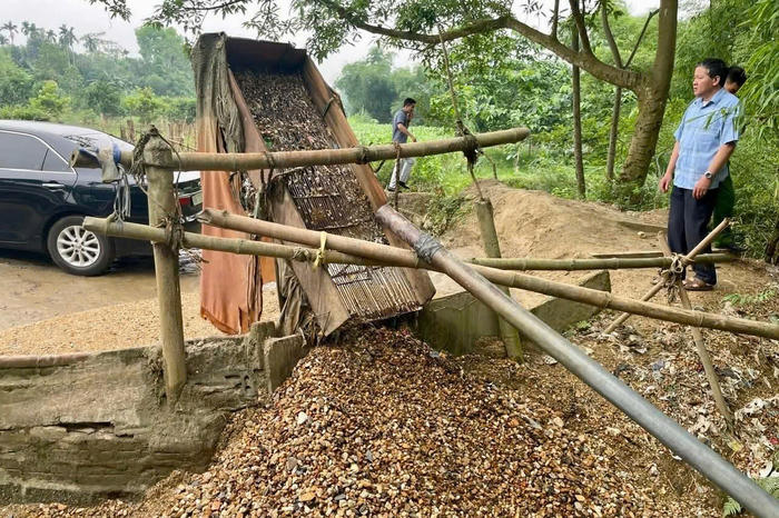 Phú Thọ: Phát hiện đối tượng khai thác cát, sỏi trái phép ở lòng hồ Ngòi Giành