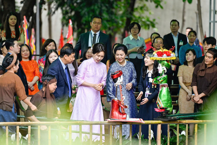 Phu nhân Ngô Phương Ly và Phu nhân Tổng thống Hàn Quốc thăm Bảo tàng Dân tộc học 