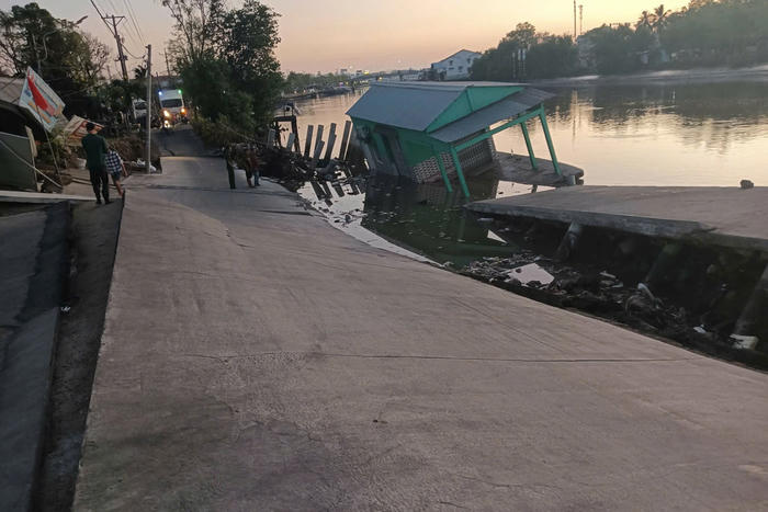 Cà Mau: Sạt lở lúc rạng sáng, 70m đường bị sụp xuống sông