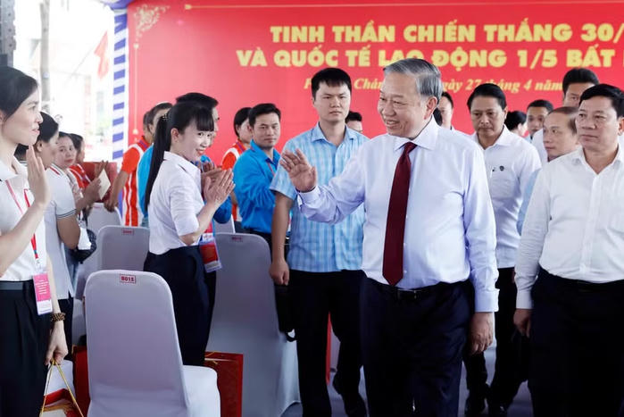 Tiếp tục coi việc chăm lo đời sống người lao động là một nhiệm vụ chính trị quan trọng