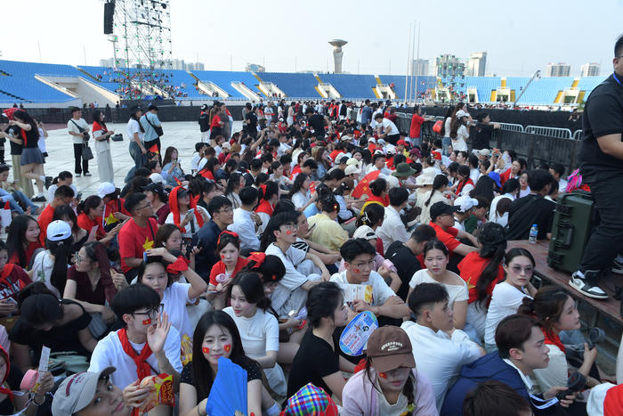 Người dân nô nức đổ về Mỹ Đình trước giờ biểu diễn chương trình “Âm vang Tổ quốc”