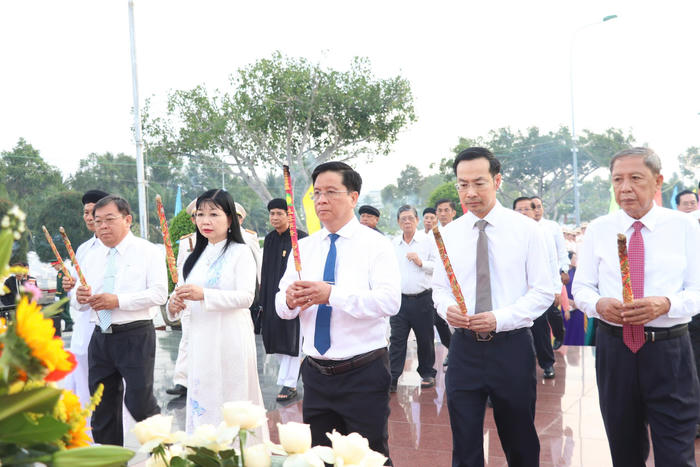 Lãnh đạo tỉnh An Giang viếng Nghĩa trang Liệt sĩ