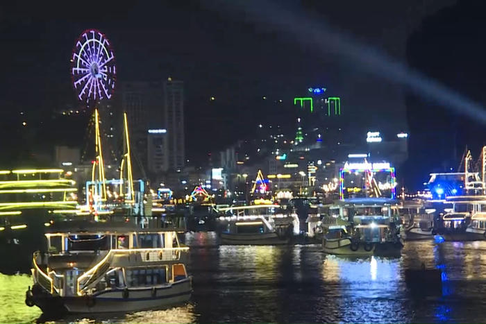 Đặc sắc màn diễu hành xe mô hình, tàu du lịch tại Carnaval Hạ Long 2026