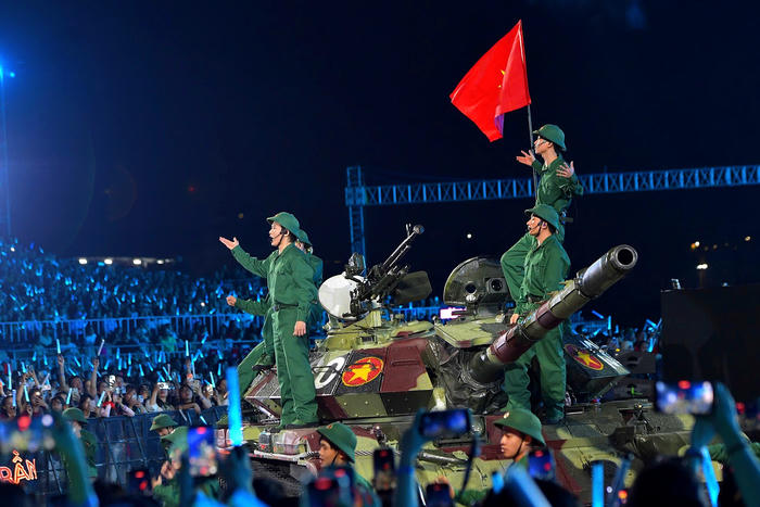 Hàng vạn khán giả cuồng nhiệt tại concert “Sao nhập ngũ 2026”