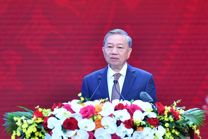 Ánh sáng Hồ Chí Minh soi đường cho chúng ta đi