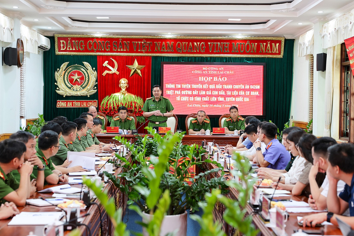 Công an tỉnh Lai Châu triệt phá đường dây làm giả gần 10.000 giấy tờ xuyên quốc gia