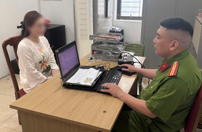 Công an Hà Nội xử lý người phụ nữ chửi bới, tát tài xế ô tô sau va chạm giao thông