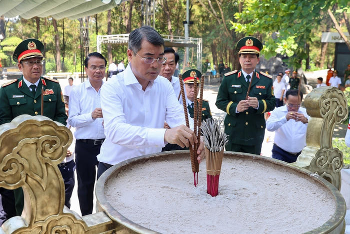 Thủ tướng Lê Minh Hưng tưởng niệm các anh hùng liệt sĩ tại các 'địa chỉ đỏ' ở Quảng Trị