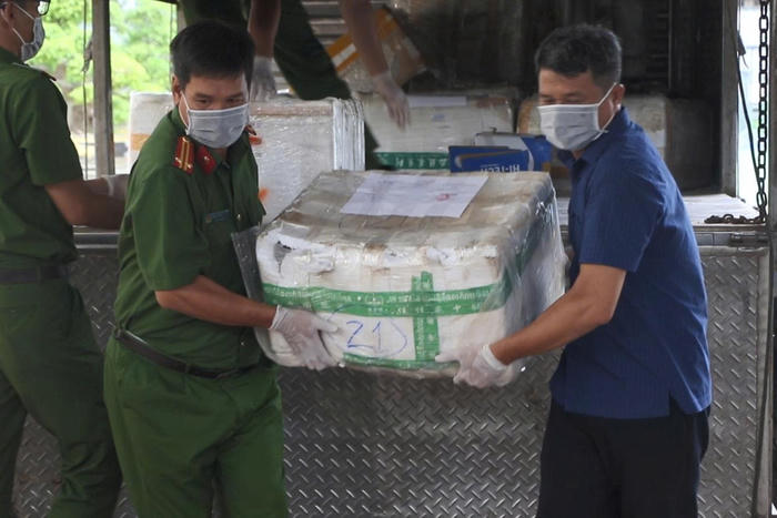 Khởi tố 35 bị can về hành vi tàng trữ, mua bán hơn 1,3 tấn xyanua 