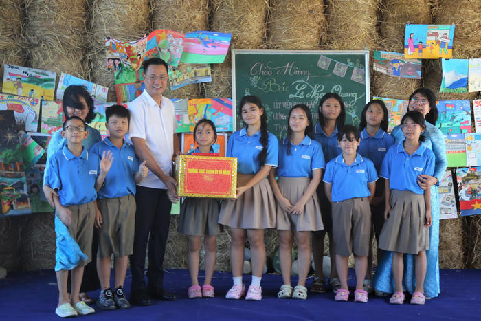 Bí thư Thành ủy Đà Nẵng thăm mái ấm nuôi hơn 300 trẻ mồ côi vì Covid-19
