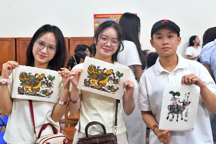 Hồn trên giấy mộc: Nơi người trẻ chạm tay vào nét vẽ trăm năm