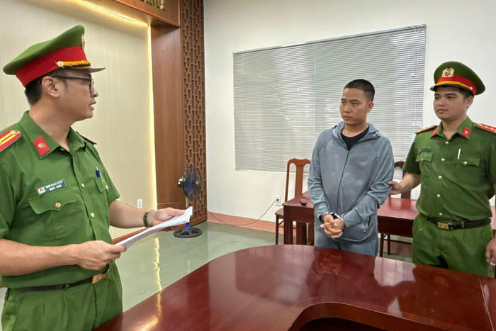Bắt tài xế vượt ẩu trên đường Hồ Chí Minh khiến nữ sinh lớp 9 tử vong Bắt tài xế vượt ẩu trên đường Hồ Chí Minh khiến nữ sinh lớp 9 tử vong