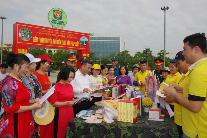Bộ Chỉ huy quân sự tỉnh Tuyên Quang tổ chức trưng bày và tuyên truyền sách pháp luật