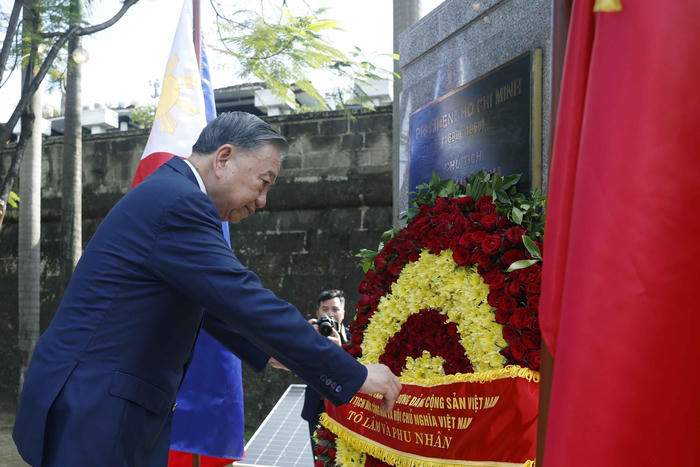 Tổng Bí thư, Chủ tịch nước Tô Lâm dâng hoa tại Tượng đài Chủ tịch Hồ Chí Minh ở Philippines