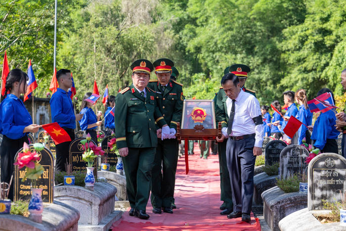 Đưa các anh về với đất mẹ