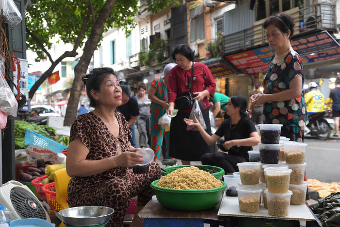 Người Hà thành rộn ràng đón Tết Đoan Ngọ